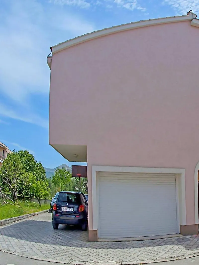 Apartments Damir Kaštel Štafilić